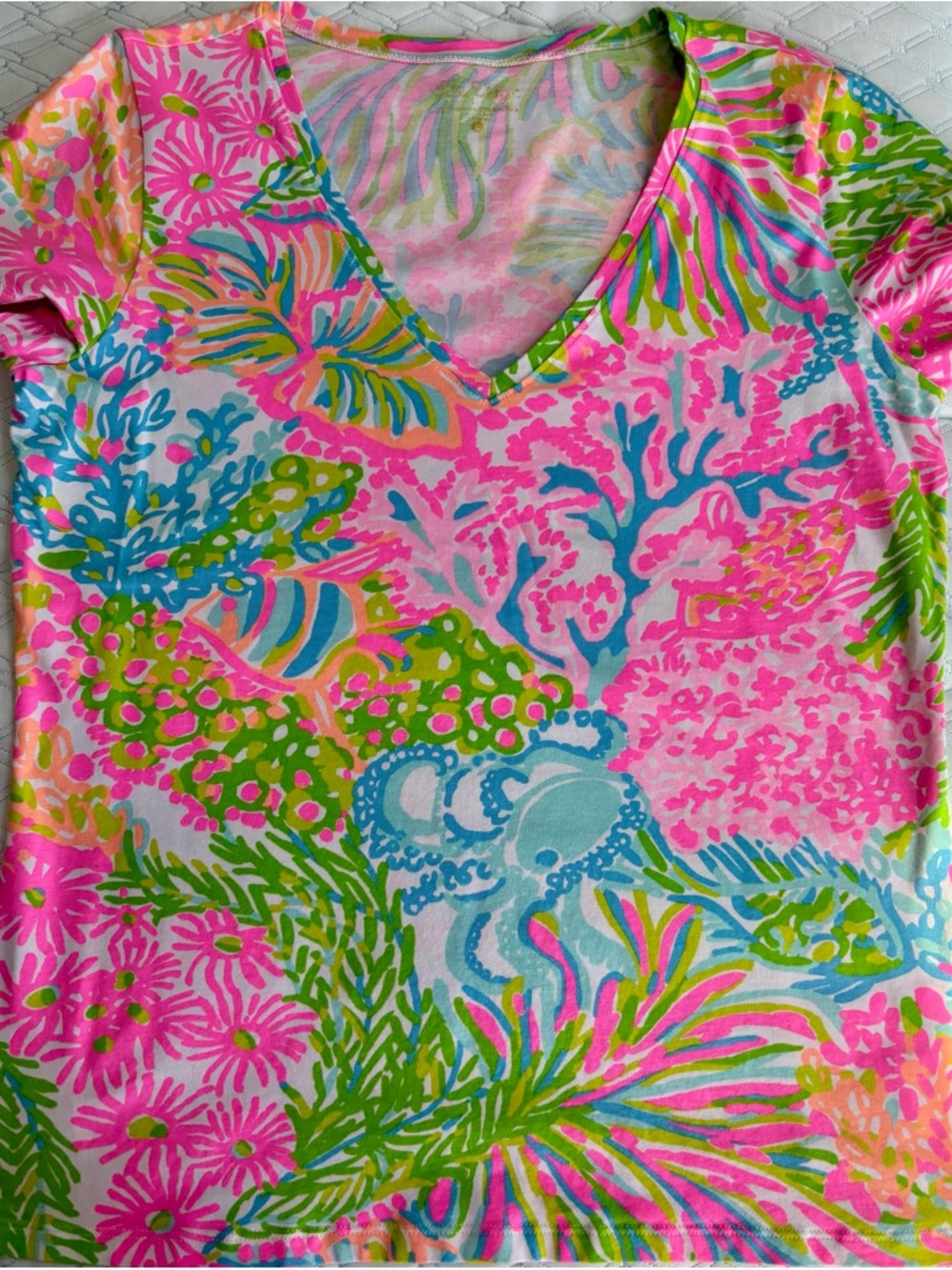 Lilly Pulitzer sz L Michelle style v neck tee, lovers coral print